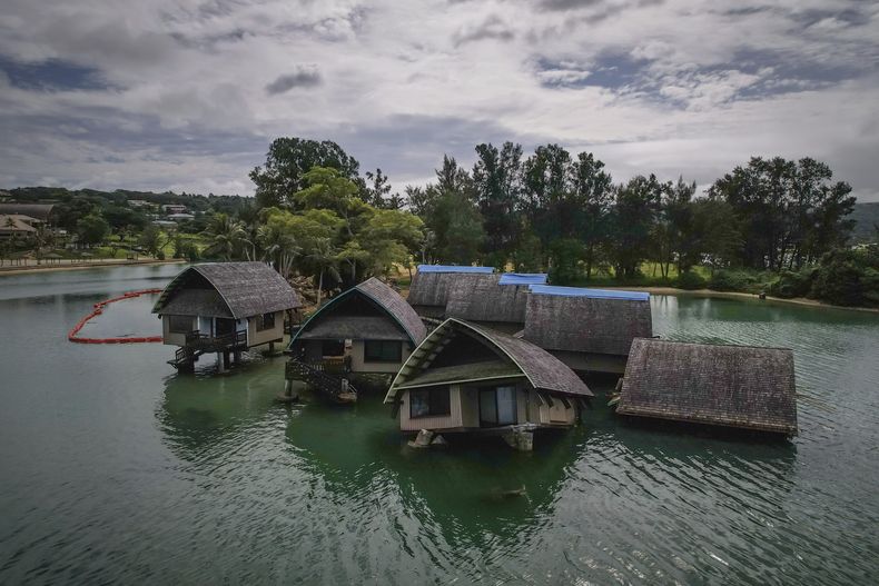Las villas Holiday Inn en Port Vila, Vanuatu, que solían ser un lugar icónico, yacen parcialmente hundidas el sábado 19 de julio de 2025, luego de ser azotadas por muchos ciclones y un terremoto que les provocaron daños irreparables. (AP Foto/Annika Hammerschlag)