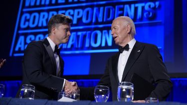 El presidente de Estados Unidos, Joe Biden, presenta a Colin Jost en la cena de la Asociación de Corresponsales de la Casa Blanca en el hotel Washington Hilton, el sábado 27 de abril de 2024 en Washington. (AP Foto/Manuel Balce Ceneta)