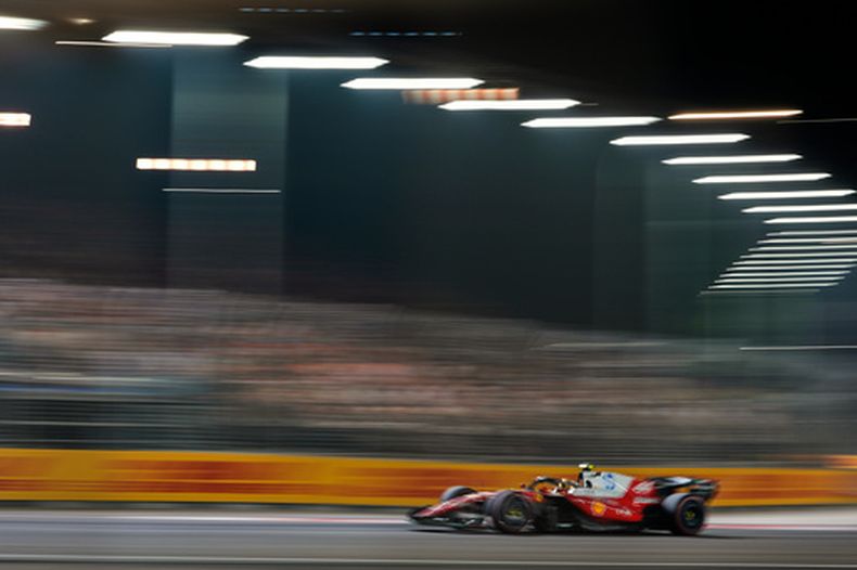 El británico Lewis Hamilton corre en su Ferrari durante el Gran Premio de Singapur, el domingo 11 de octubre de 2026 (AP Foto/Vincent Thian)