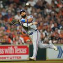El tercera base de los Rangers de Texas, Ezequiel Duran, hace un tiro a la primera base para conseguir el out tras atrapar un roletazo de Jeremy Peña, de los Astros de Houston, durante la sexta entrada de un partido de béisbol el sábado 1 de agosto de 2026, en Houston. (Foto AP/David J. Phillip)