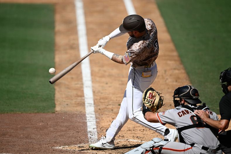 Jackson Merrill, de los Padres de San Diego, batea un sencillo durante la séptima entrada del juego de béisbol de Grandes Ligas en contra de los Gigantes de San Francisco, el domingo 2 de agosto de 2026, en San Diego. (AP Foto/Denis Poroy)