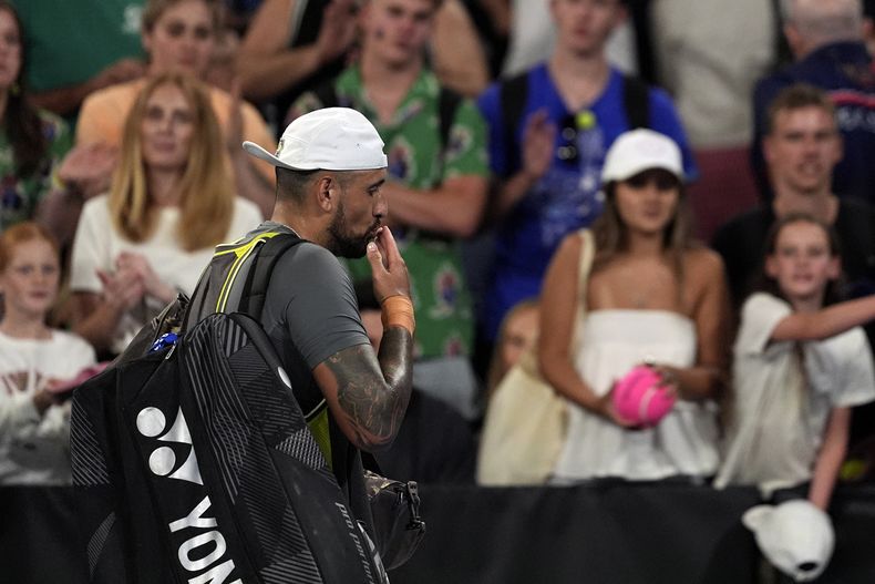 Nick Kyrgios se despide de la cancha tras perder ante Jacob Fearnley en la primera ronda del Abierto de Australia, el lunes 13 de enero de 2025. (AP Foto/Ng Han Guan)