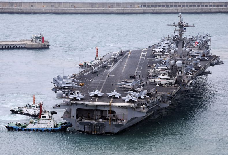 El portaaviones USS Carl Vinson es escoltado a un puerto de la Armada en Busán, Corea del Sur, el domingo 2 de marzo de 2025. (Son Hyung-ju/Yonhap via AP)
