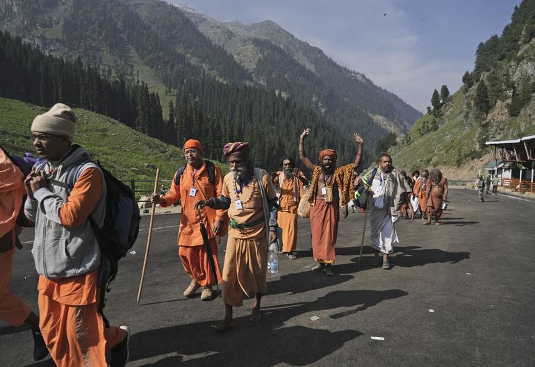 Hindúes realizan peregrinación anual a cueva en Cachemira