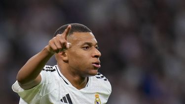 Kylian Mbappé celebra tras anotar el segundo gol del Real Madrid en la victoria 3-2 ante Alavés en la Liga española, el martes 24 de septiembre de 2024, en Madrid. (AP Foto/Manu Fernández)