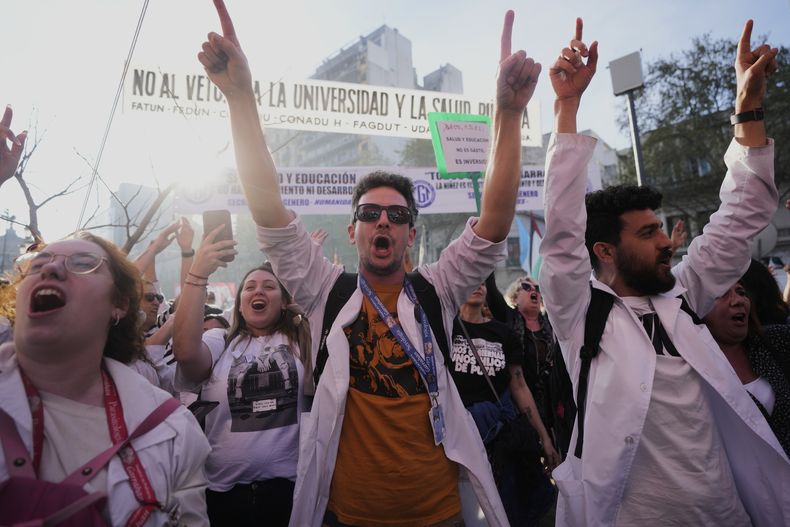 Profesionales de la salud celebran afuera del Congreso, luego de que los diputados rechazaran el veto del presidente Javier Milei a los proyectos de ley de financiación para la atención pediátrica, en Buenos Aires, Argentina, el miércoles 17 de septiembre de 2025. (Foto AP/Natacha Pisarenko)