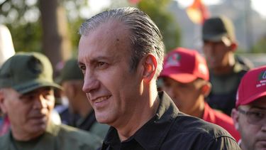 ARCHIVO - El ministro venezolano de Petróleo, Tareck El Aissami, llega al museo militar 4F donde está enterrado el fallecido presidente Hugo Chávez, durante las actividades que conmemoran el décimo aniversario de la muerte de Chávez, en Caracas, Venezuela, el 15 de marzo de 2023. El gobierno de Venezuela anunció el 9 de abril 2024, el arresto de El Aissami por presuntas acusaciones de corrupción, aproximadamente un año después de su renuncia. (AP Foto/Matías Delacroix, Archivo)