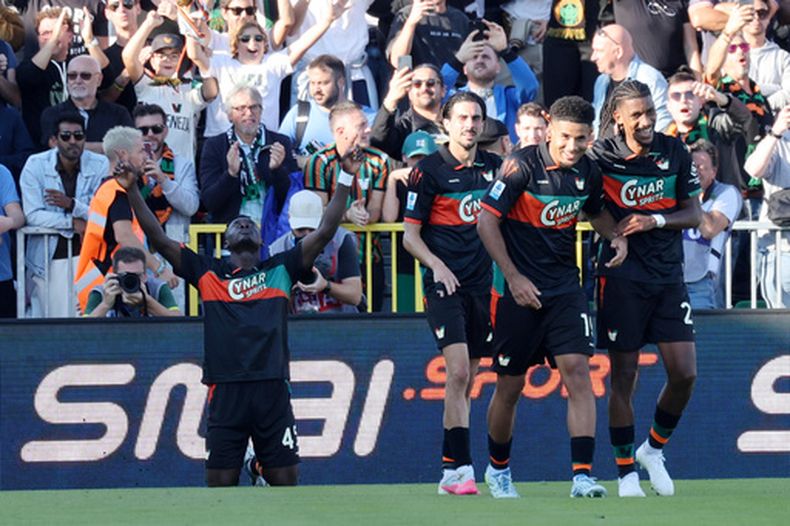 Akor Adams del Veneia celebra tras anotar en el encuentro de la Serie A ante el Napoli el sábado 17 de octubre del 2026. (Paola Garbuio/LaPresse via AP)