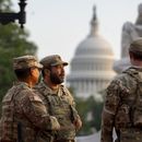 Soldados de la Guardia Nacional del Distrito de Columbia conversan en la Estación Union, con el Capitolio de Estados Unidos a sus espaldas, en Washington, el viernes 15 de agosto de 2025. (AP Foto/Alex Brandon)