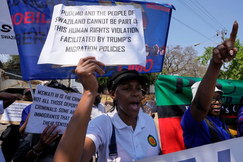 Una protesta contra el envío de deportados a Esuatini por parte de Estados Unidos, en Pretoria, Sudáfrica, el 19 de septiembre del 2025. (AP foto/Themba Hadebe)