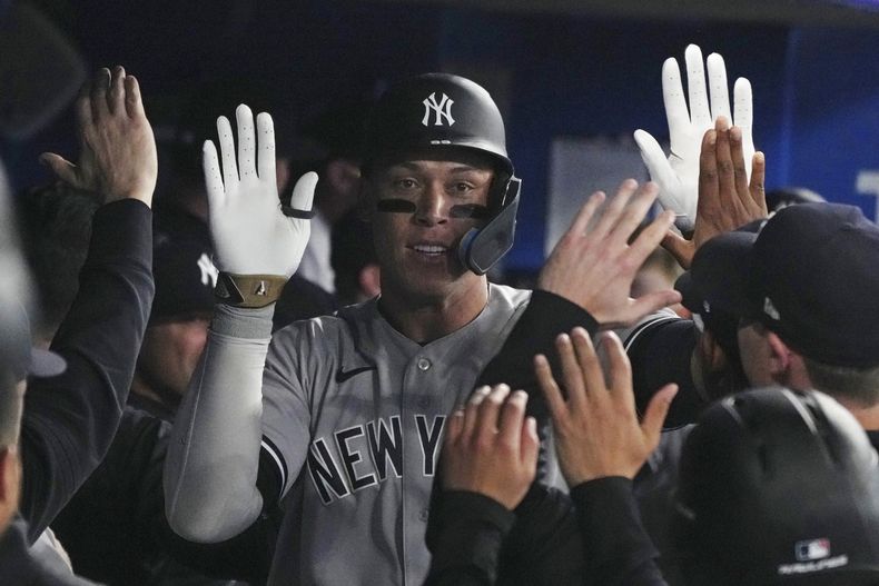 Aaron Judge, de los Yanquis de Nueva York, es felicitado por su jonrón de dos carreras ante los Azulejos de Toronto, el martes 16 de mayo de 2023 (Chris Young/The Canadian Press via AP)