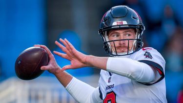 ARCHIVO - El quarterback de los Buccaneers de Tampa Bay, Kyle Trask, calienta antes de un partido de fútbol americano de la NFL contra los Panthers de Carolina, el 1 de diciembre de 2024, en Charlotte, Carolina del Norte. (Foto AP/Rusty Jones, Archivo)