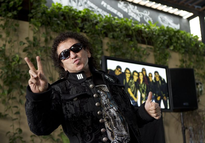 El rockero mexicano Alex Lora posa al llegar a una conferencia de prensa en la Ciudad de M&eacute;xico, el mi&eacute;rcoles 14 de mayo del 2014. Lora present&oacute; "Felicidades campe&oacute;n", su nueva canci&oacute;n dedicada a todo aquel que