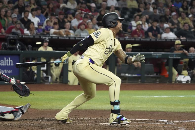 El dominicano Ketel Marte, de los Diamondbacks de Arizona, batea un sencillo productor ante los Mellizos de Minnesota, en el juego del martes 25 de junio de 2024 (AP Foto/Rick Scuteri)