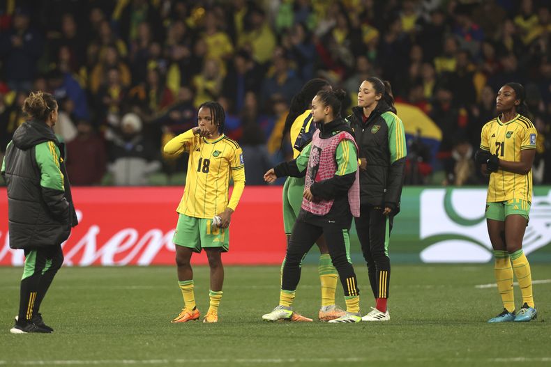 Jugadoras de Jamaica reaccionan luego de perder ante Colombia en los octavos de final de la Cpa Mundial Femenina, en Melbourne, Austraia. Martes 8 de agosto de 2023. (AP Foto/Hamish Blair)