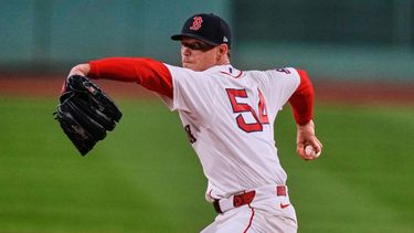 El lanzador abridor de los Medias Rojas de Boston, Sonny Gray, realiza un lanzamiento durante la primera entrada de un partido de béisbol contra los Guardianes de Cleveland, el 23 de septiembre de 2026, en Boston. (Foto AP/Charles Krupa)