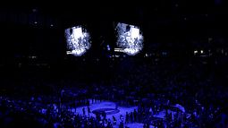 Los jugadores de los Timberwolves de Minnesota y de los Cavaliers de Cleveland guardan un minuto de silencio por Renee Good, muerta a manos de un agente del ICE. El acto se realizó antes del partido del jueves 8 de enero de 2026 en Minneapolis (AP Foto/Matt Krohn)