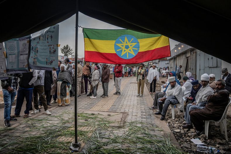 Votantes etíopes se reúnen fuera de un centro de votación antes del inicio de los comicios de la elección general en Adis Abeba, Etiopía, el lunes 1 de junio de 2026. (AP Foto/Amanuel Sileshi)