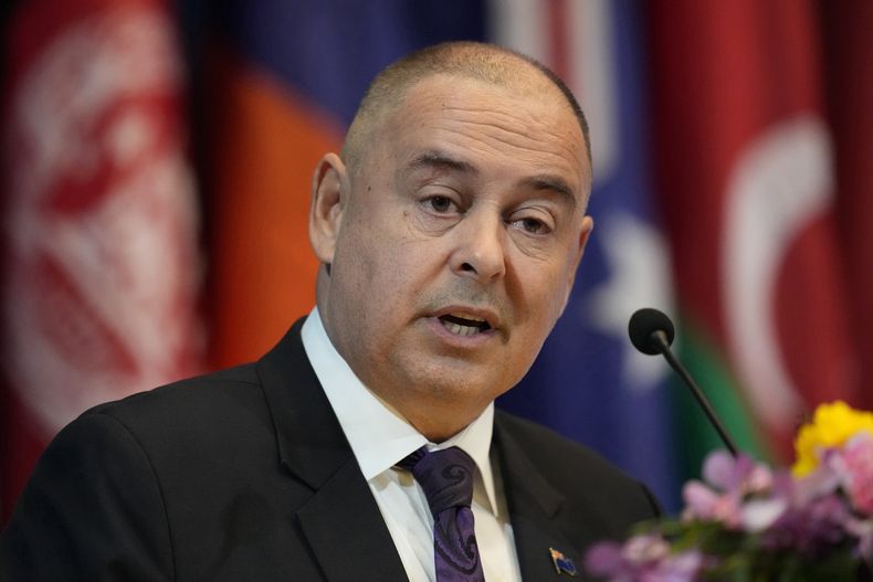 El primer ministro de las Islas Cook, Mark Stephen Brown, asiste a la 79na sesión de la Comisión Económica y Social para Asia y el Pacífico (CESPAP), en la oficina regional de Naciones Unidas, el lunes 15 de mayo de 2023, en Bangkok. (AP Foto/Sakchai Lalit)