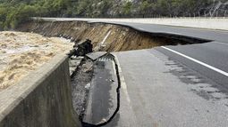 Esta fotografía proporcionada por el Departamento de Transporte de Carolina del Norte muestra el derrumbe de un carril de la carretera Interestatal 40 a las aguas del río Pigeon, en Carolina del Norte, cerca de los límites con Tennessee, el sábado 28 de septiembre de 2024. (Departamento de Transporte de Carolina del Norte vía AP)