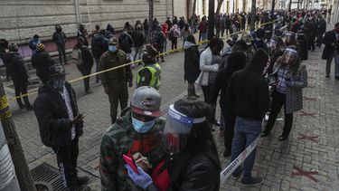 Largas filas en Chile para sacar ahorros de pensiones