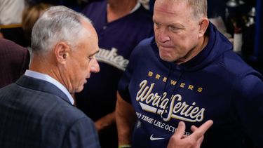 El comisionado de las Grands Ligas, Rob Manfred (izquierda) habla con el manager de los Cerveceros de Milwaukee, Pat Murphy, antes del primer juego de la Serie Mundial, el viernes 23 de octubre de 2026 (AP Foto/Ashley Landis)
