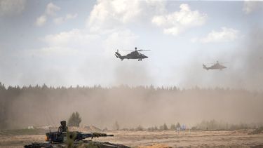 Helicópteros Tiger del Ejército alemán participan en un ejercicio militar conjunto entre las fuerzas de Lituania y Alemania, el 29 de mayo de 2024, en Pabrade, Lituania. (AP Foto/Mindaugas Kulbis, Archivo)