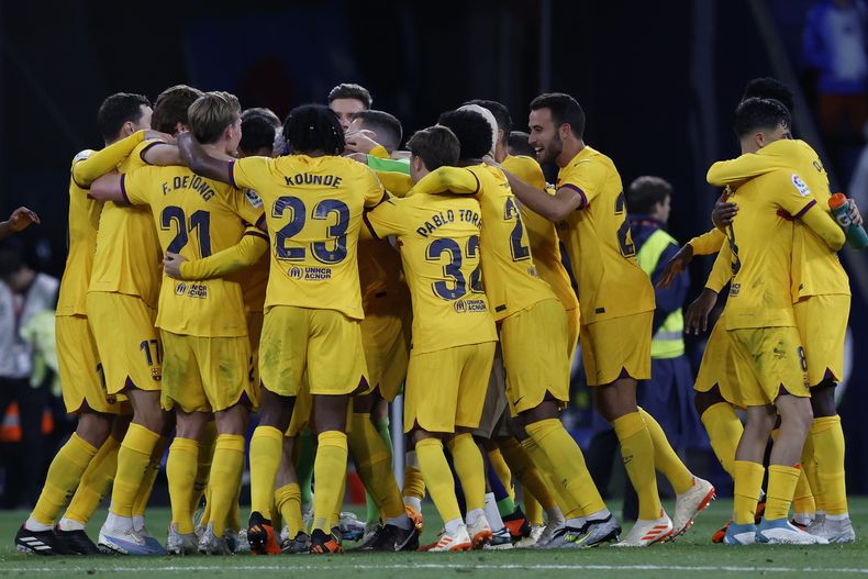 Jugadores del Barcelona celebran después de derrotar al Espanyol y asegurar su primer título de la Liga de España en cuatro años, en el estadio RCDE, en Barcelona, el domingo 14 de mayo de 2023. (AP Foto/Joan Monfort)