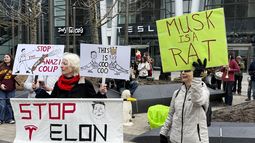 Una protesta frente a una tienda de Tesla en Boston, el 1 de marzo del 2025. (AP foto/Rodrique Ngowi)