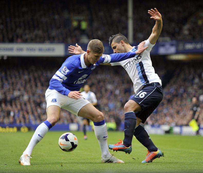 El jugador argentino de Manchester City, Sergio Ag&uuml;ero, derecha, disputa un bal&oacute;n en un partido contra Everton el s&aacute;bado, 3 de mayo de 2014, en Liverpool. (AP Photo/Clint Hughes)