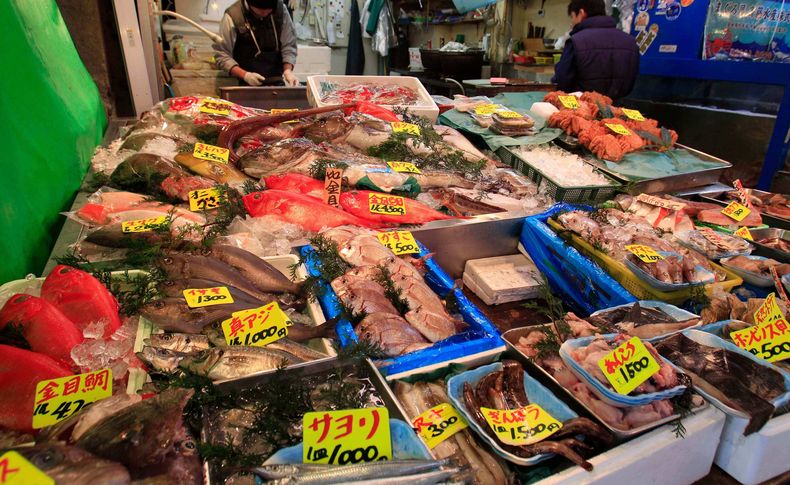 ARCHIVO - En esta imagen, tomada el 23 de marzo de 2011, un puesto vende distintos tipos de pescado en el Mercado de Pescado de Tsukiji, uno de los más grandes del mundo, en Tokio, tras el sismo y posterior tsunami registrado el 11 de marzo que causó daños en una central nuclear a 220 kms (140 miles) al norte de la capital de Japón. (AP Foto/Lee Jin-man, archivo)