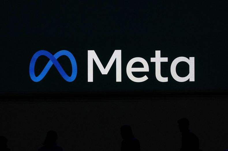 El logo de Meta en una pantalla en LlamaCon 2025, una conferencia de desarrolladores de IA, el 29 de abril de 2025, en Menlo Park, California. (AP Foto/Jeff Chiu, Archivo)