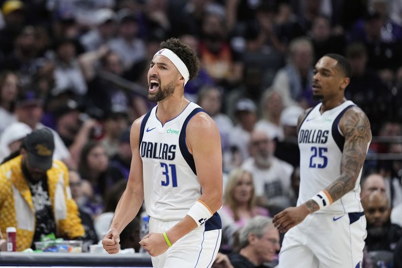 Klay Thompson, de los Mavericks de Dallas, festeja durante el partido del Play-In ante los Kings de Sacramento, el miércoles 16 de abril de 2025 (AP Foto/Godofredo A. Vásquez)