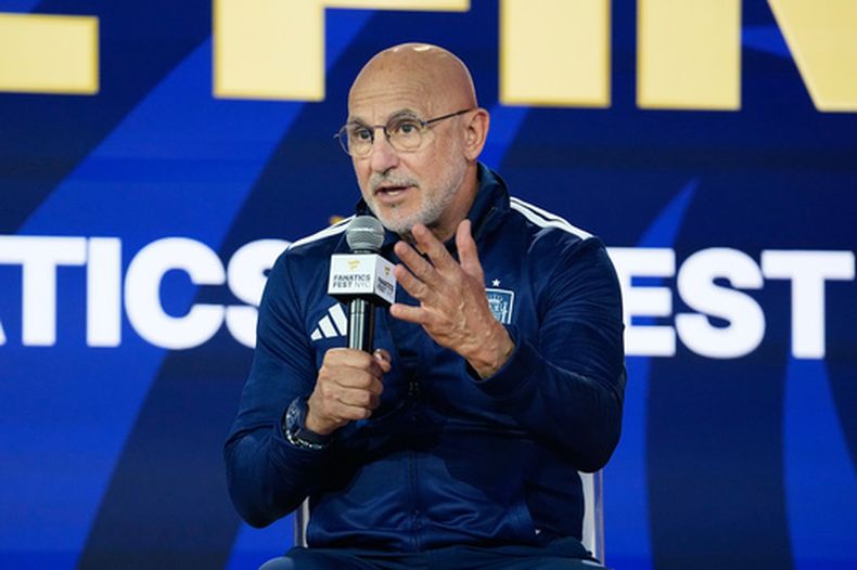 El técnico de España Luis de la Fuente durante un acto previo a la final del Mundial contra Argentina, el viernes 17 de julio de 2026, en Nueva York. (AP Foto/Frank Franklin II)