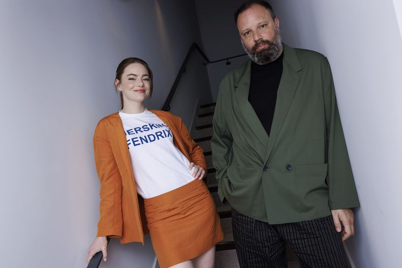 Emma Stone, izquierda, y el director Yorgos Lanthimos posan para un retrato para promover la película Kinds of Kindness en la 77a edición del Festival de Cine de Cannes, en Francia el sábado 18 de mayo de 2024. (Foto Vianney Le Caer/Invision/AP)