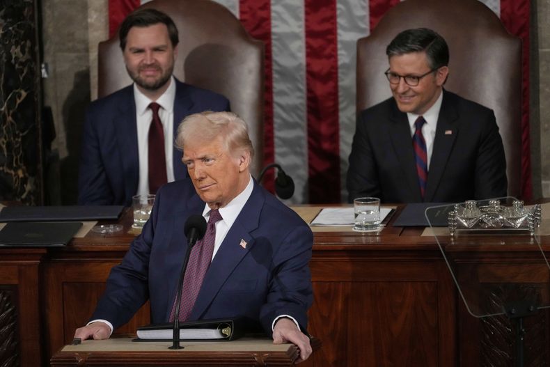 El presidente Donald Trump pronuncia un discurso durante una sesión conjunta del Congreso, en el Capitolio, Washington, el martes 4 de marzo de 2025. (AP Foto/Julia Demaree Nikhinson)