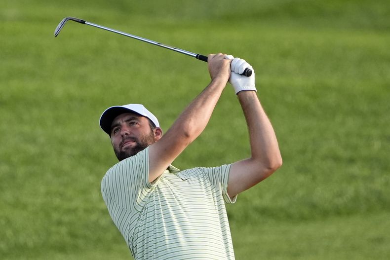 Scottie Scheffler realiza un tiro desde el fairway del hoyo 18 durante la tercera ronda del Arnold Palmer Invitational, el sábado 9 de marzo de 2024, en Orlando, Florida (AP Foto/John Raoux)