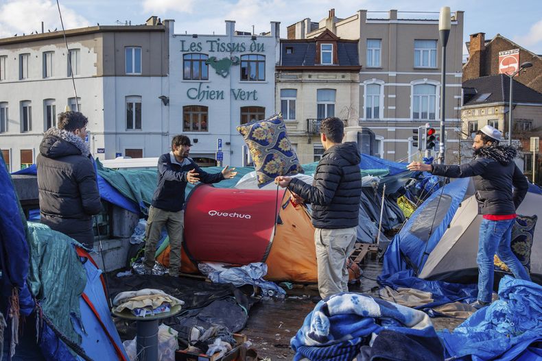 ARCHIVO - Hombres se instalan en un campamento improvisado frente al centro de recepción Petit Chateau en Bruselas, 17 de junio de 2023. El gobierno belga dijo el miércoles 30 de agosto de 2023 que dejará de dar refugio a hombres solteros que buscan asilo porque su capacidad de recepción limitada debe dar prioridad a familias, mujeres y niños. Las organizaciones humanitarias lo acusaron de incumplir compromisos internacionales. (AP Foto/Olivier Matthys, File)