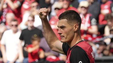 ARCHIVO - Patrik Schick de Bayer Leverkusen celebra tras anotar un gol ante Augsburgo en la Bundesliga, el 26 de abril de 2025, en Leverkusen. (AP Foto/Martin Meissner)