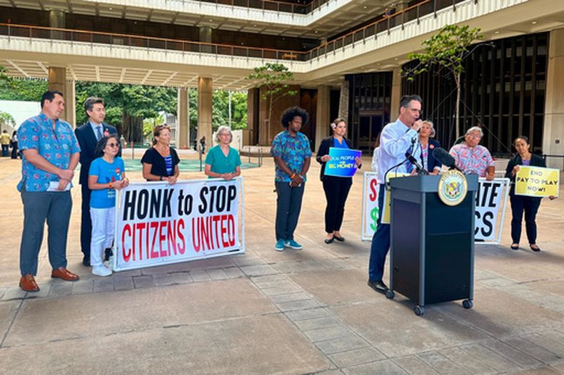 El senador por Hawai Karl Rhoads en conferencia de prensa sobre un proyecto de ley que busca limitar el financiamiento corporativo en la política, el jueves 23 de abril de 2026, en Honolulu.(AP Foto/Jennifer Sinco Kelleher)