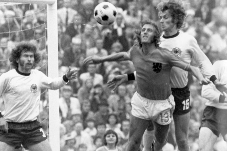 ARCHIVO - Foto del 7 de julio de 1974, foto del alemán Rainer Bonhof y el holandés Johan Neeskens en la final de la Copa Mundial en Alemania. (AP Foto/stf, Archivo)