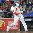 Yainer Díaz de los Astros de Houston batea un jonrón de dos carreras ante los Rockies de Colorado, el miércoles 5 de julio de 2023, en Houston. (AP Foto/Michael Wyke)