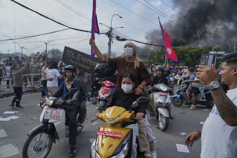 Manifestantes corean consignas durante una protesta contra la corrupción y la prohibición de las redes sociales en Katmandú, Nepal, el martes 9 de septiembre de 2025. (AP Foto/Niranjan Shrestha)