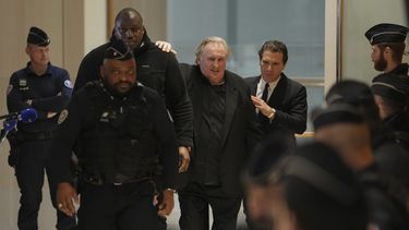 El actor Gerard Depardieu, en el centro, sale con su abogado Jeremie Assous, a la derecha, hacia la sala del tribunal para un receso durante su juicio por las presuntas agresiones sexuales a dos mujeres en una película de 2021, el martes 25 de marzo de 2025 en París. (Foto AP/Aurelien Morissard)