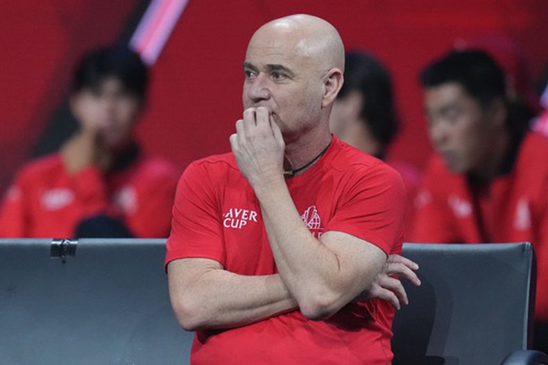El capitán del Equipo de Estados Unidos Andre Agassi enfrenta el partido del argentino Francisco Cerúndolo ante Casper Ruud del Equipo de Europa en la Copa Laver el viernes 25 de septiembre del 2026. (AP Coto/Maja Smiejkowska)
