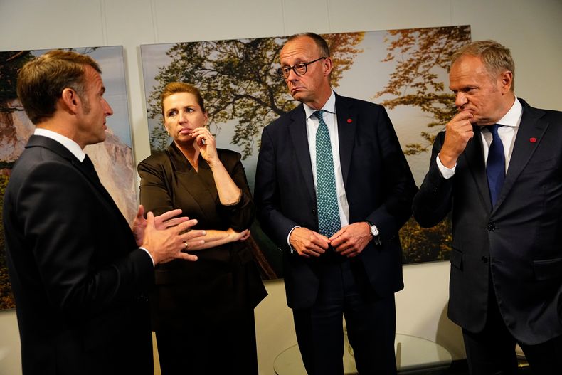 De izquierda a derecha, el presidente de Francia, Emmanuel Macron, la primera ministra danesa, Mette Frederiksen, el canciller alemán, Friedrich Merz, y el primer ministro de Polonia, Donald Tusk, hablan durante una reunión de la Comunidad Política Europea (CPE) en Copenhague, Dinamarca, el jueves 2 de octubre de 2025. (Mads Claus Rasmussen/Ritzau Scanpix vía AP)