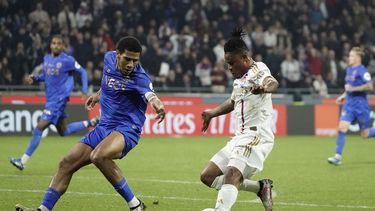 Gift Orban del Lyon pelea por el control del balón con Jean-Clair Todibo del Niza en el encuentro de la liga francesa en el Estadio Groupama el viernes 16 de febrero del 2024. (AP Foto/Laurent Cipriani)