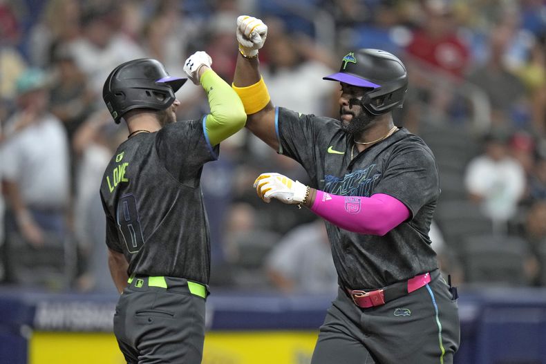 El cubano Yandy Díaz (derecha) festeja su jonrón solitario en el juego ante los Rojos de Cincinnati, el sábado 27 de julio de 2024, en St. Petersburg, Florida (AP Foto/Christopher OMeara)