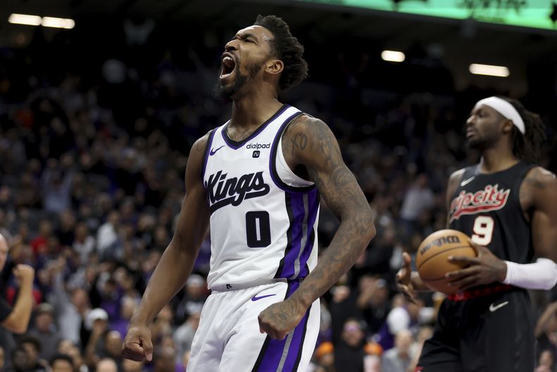 Malik Monk (0), de los Kings de Sacramento, celebra una canasta durante la segunda mitad del juego de la NBA que enfrentó a su equipo con los Trail Blazers de Portland, en Sacramento, California, el 8 de noviembre de 2023. (AP Foto/Jed Jacobsohn)