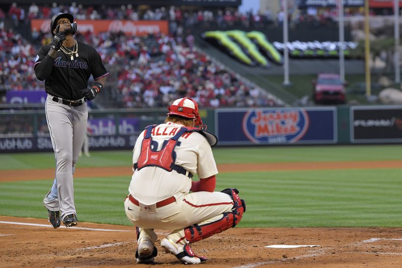 El cubano Jorge Soler, de los Marlins de Miami, festeja tras conectar un jonrón, frente al cátcher Chad Wallach de los Angelinos de Los Ángeles, el viernes 26 de mayo de 2023 (AP Foto/Mark J. Terrill)